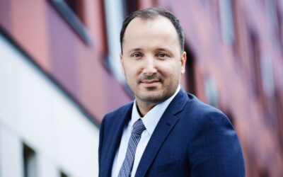 Élesen előre